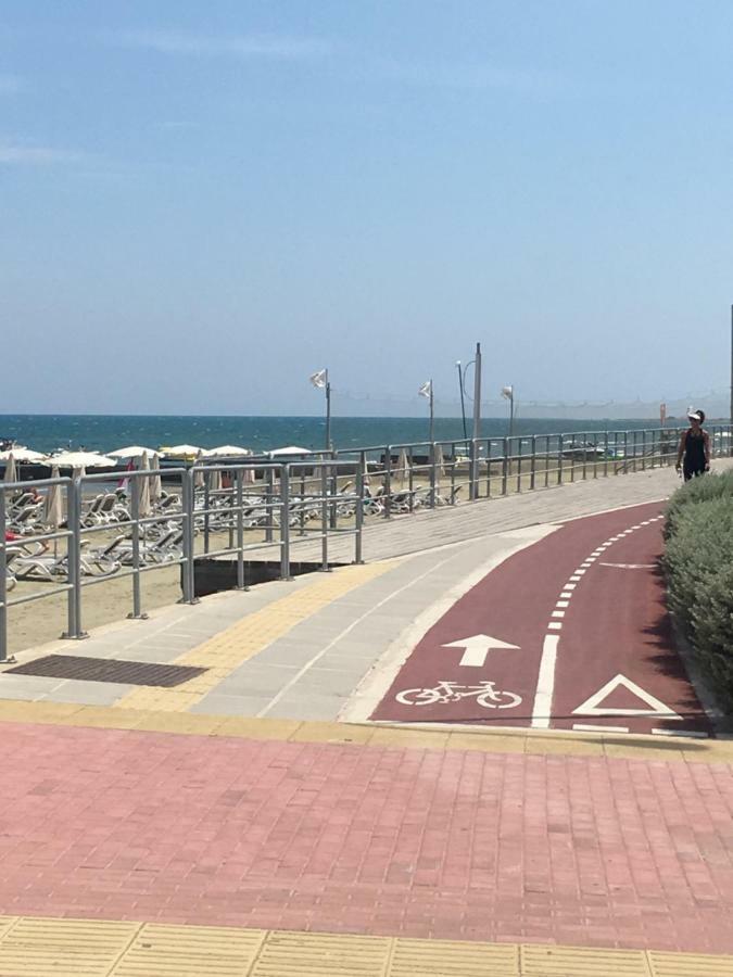 Larnaca Beach Apartment 44 Esterno foto